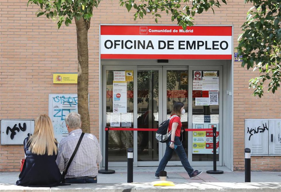 Archivo - Una mujer pasa por una oficina del SEPE