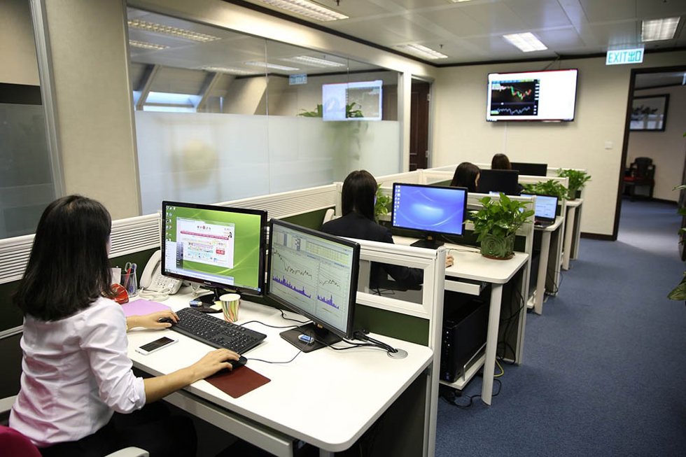 Personas trabajando en una oficina
