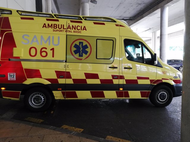 Una ambulancia de soporte vital básico del SAMU 061 de Baleares, aparcada en el Hospital Son Espases.