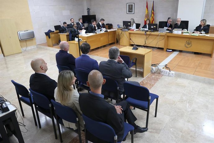 Los acusados, sentados durante una sesión del juicio contra los investigadores del caso Cursach.