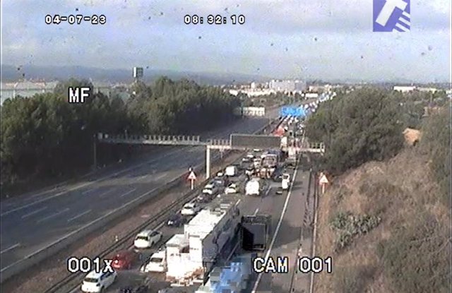 Cues a l'AP-7 entre Barberà i Sant Cugat (Barcelona)