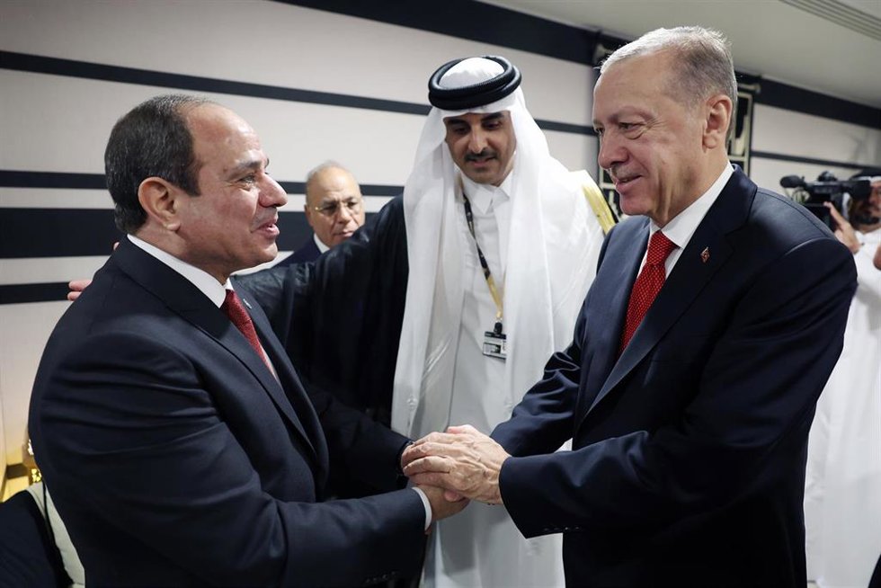 Archivo - El presidente de Egipto, Abdelfatá al Sisi (i), saluda a su homólogo de Turquía, Recep Tayyip Erdogan (d), durante un encuentro en Qatar, en presencia del emir qatarí, Tamim bin Hamad al Zani (c)