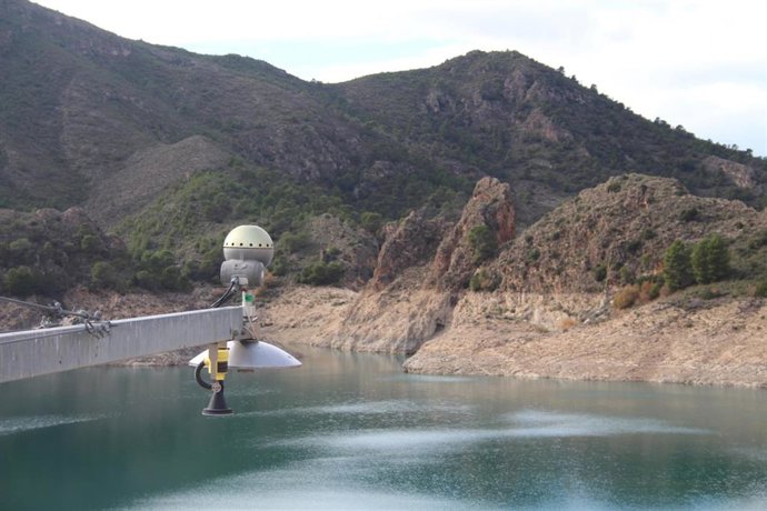 Fotografía De Un Punto SAIH Operativo En El Embalse Del Cenajo.