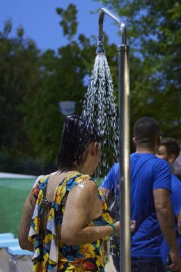 Una persona de mete bajo la ducha en la piscina municipal