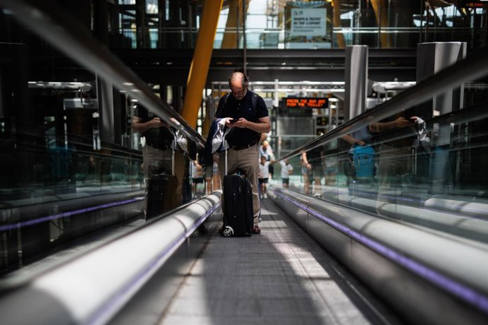 Un hombre en unas escaleras mecánicas de la Terminal T4 del Aeropuerto Adolfo Suárez-Madrid Barajas, a 21 de junio de 2023, en Madrid (España).