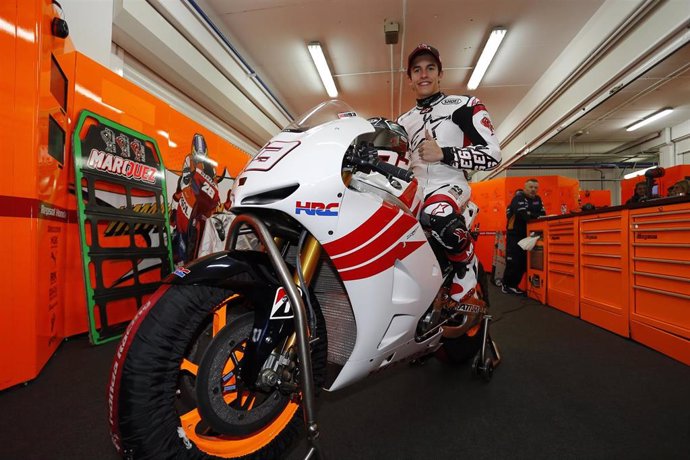 Archivo - El piloto Marc Márquez con su nueva Repsol Honda de MotoGP