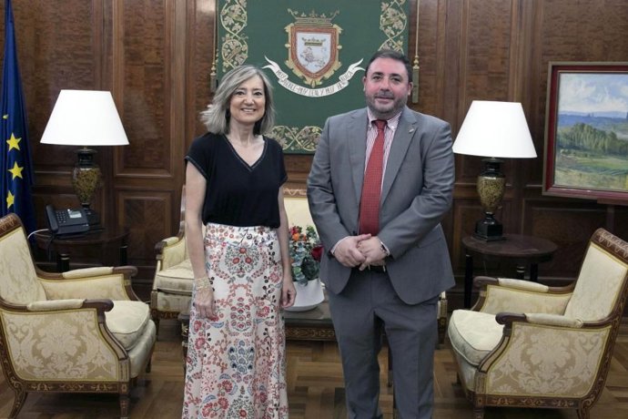 La alcaldesa de Pamplona, Cristina Ibarrola, junto al presidente del Parlamento de Navarra, Unai Hualde