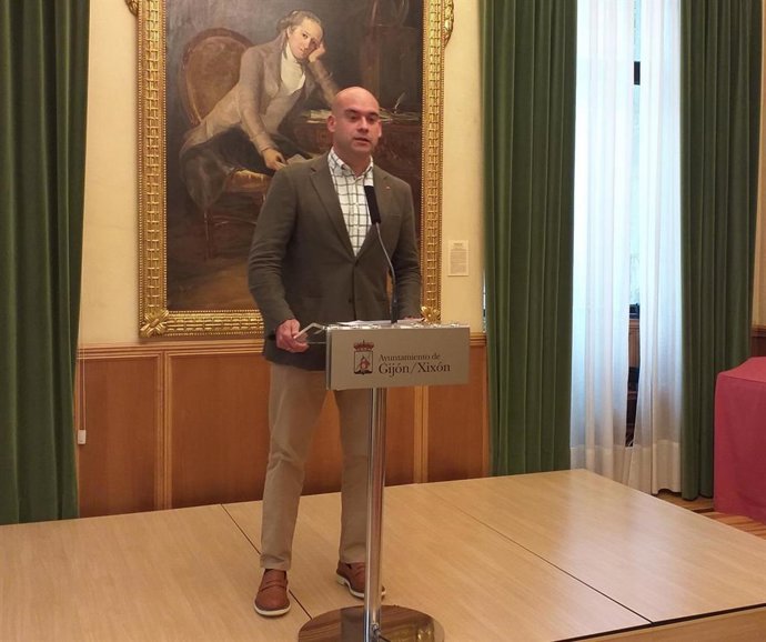 El portavoz de la Junta de Gobierno en el Ayuntamiento de Gijón, Jesús Martínez Salvador (Foro), en rueda de prensa en el Consistorio gijonés.
