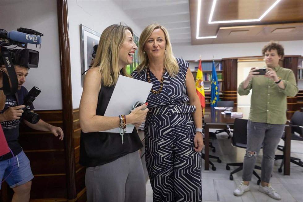 La presidenta del PP de Extremadura, María Guardiola, saluda a la presidenta de la Asamblea, Blanca Martín.