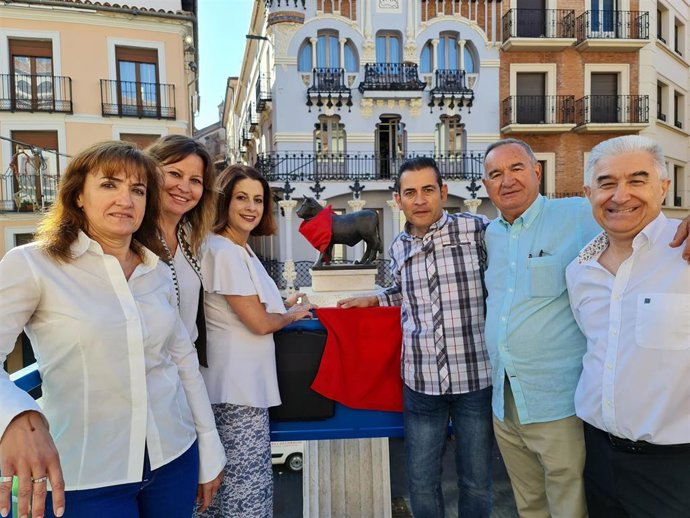 Las autoridades dan inicio a la actividad solidaria de hacerse una foto con el Torico, en Teruel, para donar dos euros a la Asociación Española Contra el Cáncer.