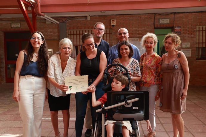 La consejera de Desarrollo Educativo, Patricia del Pozo, ha entregado a un estudiante del Colegio Sor Ángela de la Cruz de Sevilla y a sus maestras el Diploma al Esfuerzo Educativo y Docente.