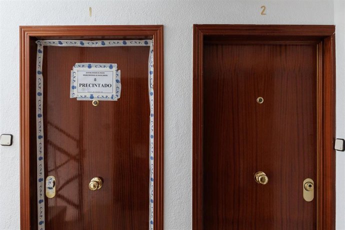 La puerta 1 del sexto piso precintada con una cinta de la Policía Nacional, después de que un joven de 25 años asesinara presuntamente a una mujer de 53 años la pasada madrugada, en el número 1 de la calle Batanes, a 3 de julio de 2023, en Alcalá de Hen