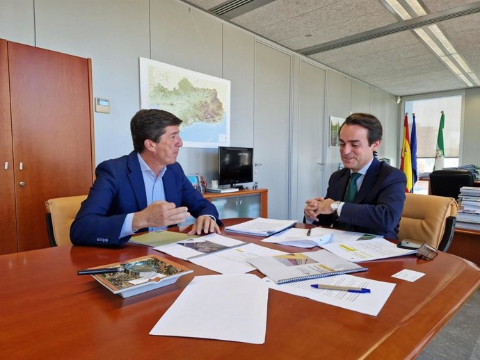 Imagen del presidente del CES-A, Juan Marín, y el viceconsejero de Fomento, Articulación del Territorio y Vivienda de la Junta, Mario Muñoz-Atanet, en la reunión de este lunes.