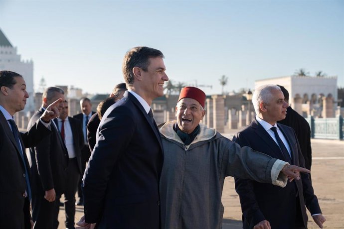 Archivo - El presidente del Gobierno, Pedro Sánchez (c), y el historiador del Reino de Marruecos y portavoz del Palacio Real, Abdelhak Lamrin (2d), después de visitar el Mausoleo de Mohamed V, a 2 de febrero, en Rabat (Marruecos). Sánchez se ha desplaza