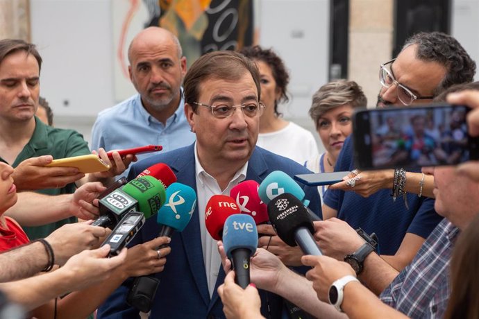 El presidente en funciones de la Junta de Extremadura y líder del PSOE, Guillermo Fernández Vara, ofrece declaraciones a los medios tras una reunión con la presidenta de la Asamblea, en la Cámara Regional.