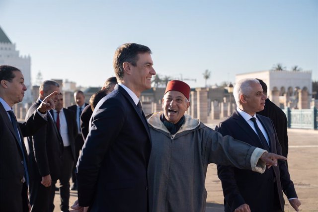 Archivo - El presidente del Gobierno, Pedro Sánchez (c), y el historiador del Reino de Marruecos y portavoz del Palacio Real, Abdelhak Lamrin (2d), después de visitar el Mausoleo de Mohamed V, a 2 de febrero, en Rabat (Marruecos). Sánchez se ha desplazado