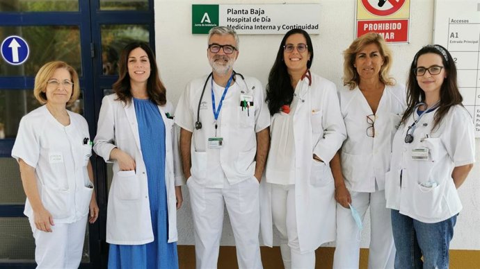 Equipo de Medicina Interna del Valme que ha sido premiado por su trabajo sobre cuidados paliativos en pacientes oncológicos avanzados.