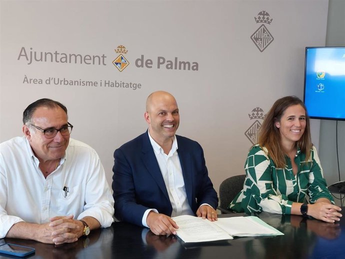 El regidor de Urbanismo, Vivienda y Proyectos Estratégicos, Óscar Fidalgo, acompañado de Bartolomé Abad, gerente de Urbanismo, y Marta Amer, directora de la Oficina de Proyectos Estratégicos.