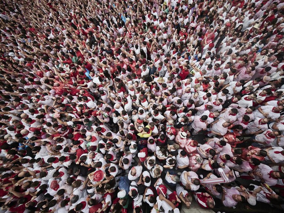Archivo -  Vista general de la Plaza del Ayuntamiento en el chupinazo de Sanfermines de 2022.