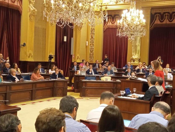 La portavoz del PSIB en el Parlament, Francina Armengol, interviene en la segunda sesión del debate de investidura.