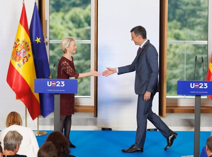 La presidenta de la Comisión Europea, Ursula von der Leyen y el presidente del Gobierno, Pedro Sánchez, se saludan a su llegada a una rueda de prensa posterior a la reunión plenaria del Gobierno de España y del Colegio de Comisarios, en la Galería de Co