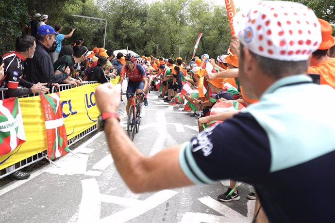 Un ciclista durante la subida del Pike Bidea en la primera etapa del Tour de Francia, a 1 de julio de 2023, en Bilbao, Vizcaya, País Vasco (España). 