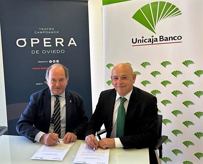 El presidente de la Fundación Ópera de Oviedo, Juan Carlos Rodríguez-Ovejero, y el Director de Relaciones Institucionales e Imagen de Unicaja Banco, Fernando Ríos.