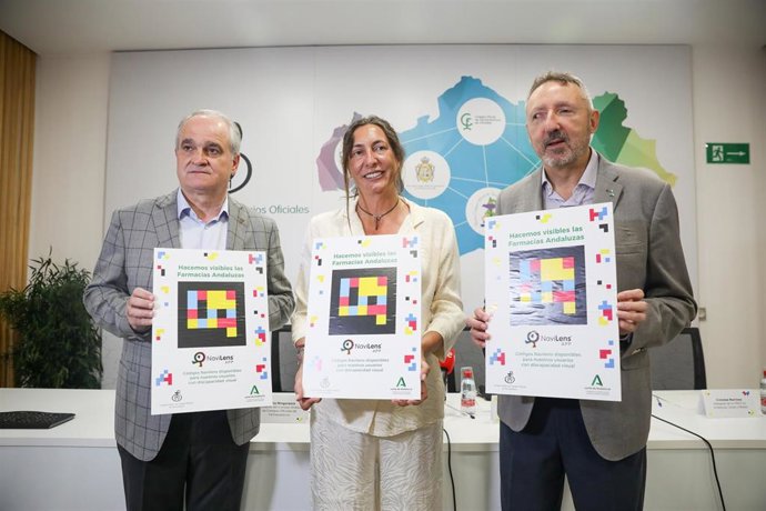 El presidente del CACOF, Antonio Mingorance; la consejera de Inclusión Social, Juventud, Familias e Igualdad, Loles López; y el delegado de la ONCE en Andalucía, Ceuta y Melilla,  Cristóbal Martínez, durante la presentación del sistema Navilens