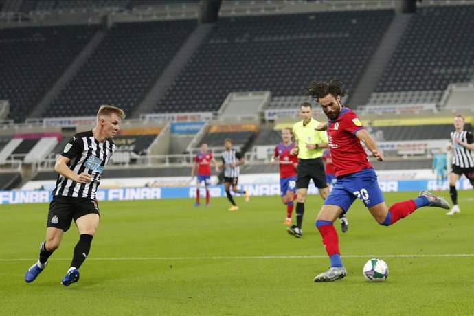 Archivo - Blackburn Rovers Ben Brereton (20) crosses the ball past Newcastles Emil Krafth (17) during the English League Cup, EFL Carabao Cup, football match between Newcastle United and Blackburn Rovers on September 15, 2020 at St James's Park in Newc