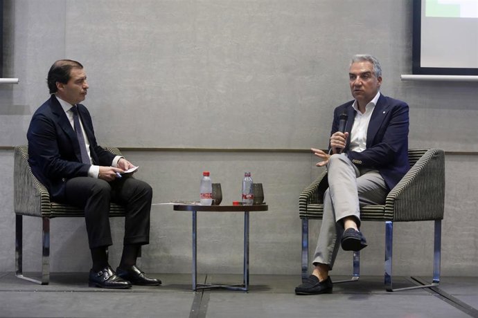 Elías Bendodo (d.), en los encuentros informativos de Europa Press Andalucía, junto al delegado de la agencia en Andalucía, Europa Press, Francisco Morón, a 4 de julio de 2023 en Málaga, Andalucía