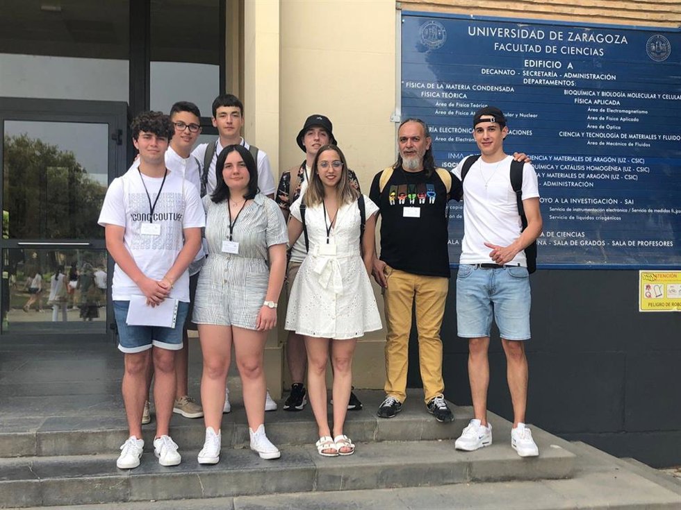 Los Alumnos De Los Dos Equipos Ganadores De Los IES De Escultor Juan De Villanueva Y Rosario Acuña, Con Sus Tutores, Sara Suárez (Tercera Por La Izquierda En La Fila De Abajo) Y Juan Antonio Martínez (Segundo Por La Derecha).