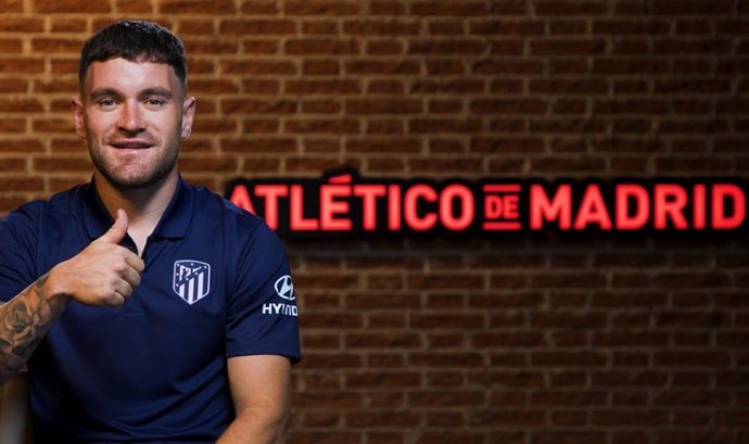 El jugador del Atlético de Madrid Javi Galán celebra su fichaje por el conjunto colchonero hasta 2026.