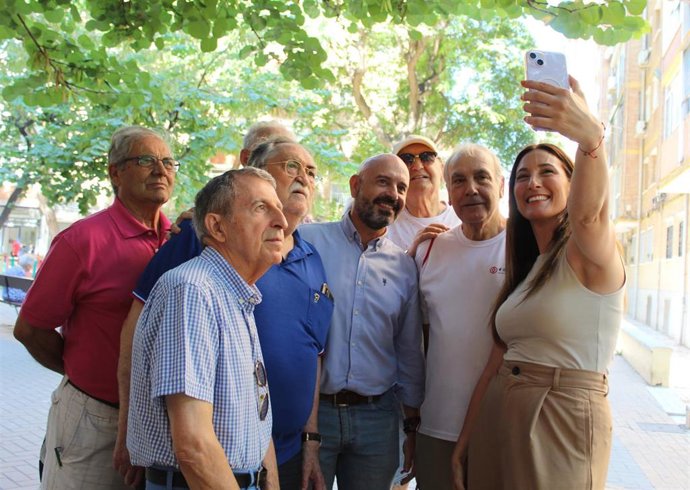 La cabeza de lista del PSOE al Congreso de los Diputados por Málaga, Mari Nieves Ramírez, junto con candidato al Congreso, Javier Salas.