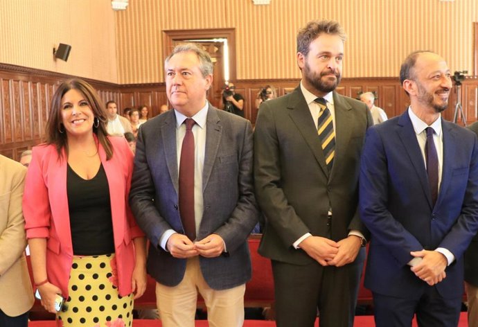 Espadas (2i), junto a otros dirigentes socialistas, en la constitución de la nueva Corporación de la Diputación de Jaén.