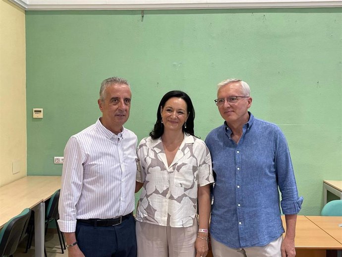 La candidata por el PSOE de Córdoba al Congreso para las Elecciones Generales del 23J y secretaria general socialista en la provincia, Rafi Crespín, junto a Cantizani (dcha.) y Pérez.