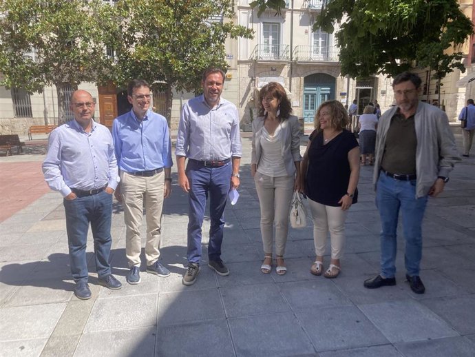 Puente, junto a parte de los concejales del Grupo Socialista.