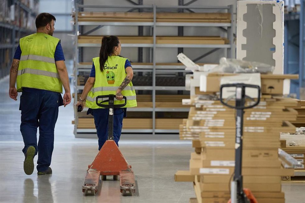 Trabajadores de Ikea el día de la inauguración de un centro logístico de Ikea, en San Sebastián de los Reyes, a 26 de junio de 2023, en Madrid (España). Este nuevo centro logístico, que da cobertura a las tiendas de Goya (Madrid), Las Rozas y Torrejón d