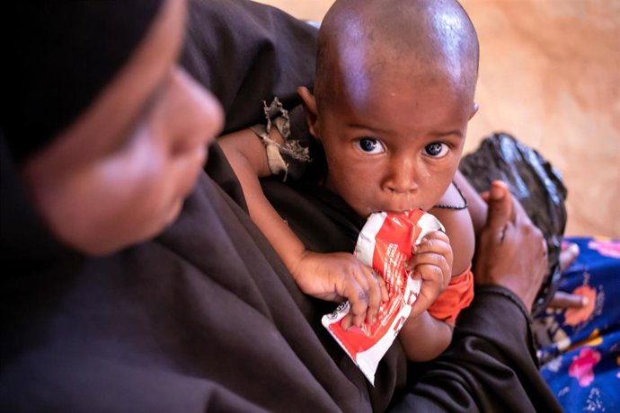 Un niño en Somalia se alimenta con el suplemento alimenticio terapéutico.