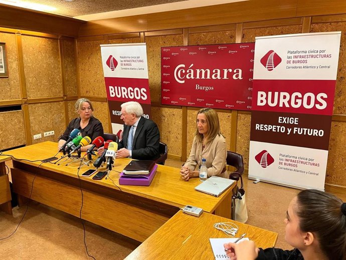 La alcaldesa de Burgos, Cristina Ayala, el presidente de la Cámara de Comercio, Miguel Méndez Pozo, y la portavoz de la Plataforma por las Infraestructuras, Carmen Pinto