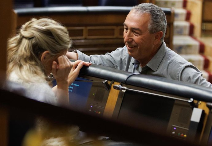 Archivo - Yolanda Díaz y Joan Baldoví conversan durante una sesión plenaria en el Congreso