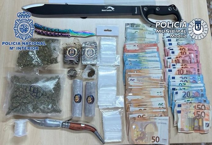 Desmantelado un punto de venta de drogas en un piso con menores en Carabanchel donde guardaban varias navajas