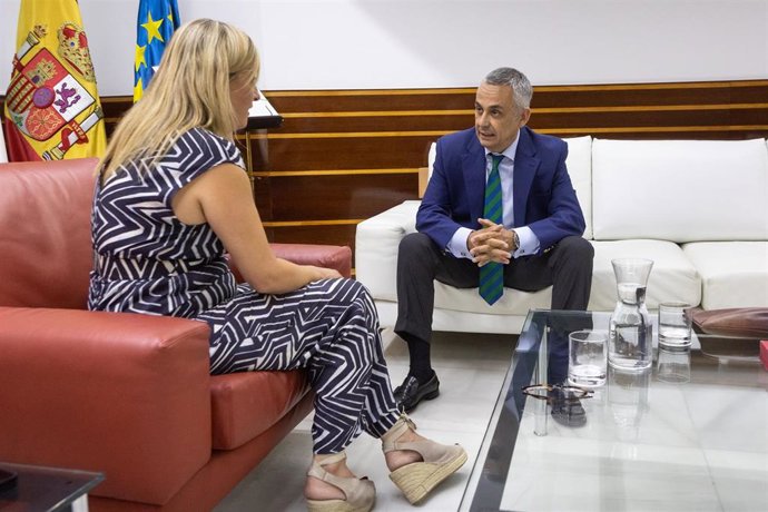 La presidenta de la Asamblea, Blanca Martín y el portavoz de Vox en la Asamblea de Extremadura, Ángel Pelayo Gordillo.