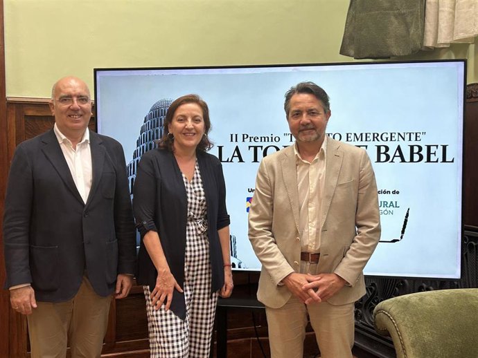 De izquierda a derecha, el director de Comunicación y Relaciones Institucionales de Caja Rural de Aragón, José Antonio Artigas, la directora de 'La torre de Babel', Ana Segura, y el director general de la CARTV, Francisco Querol