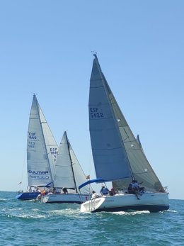 Barcos veleros en vertical.