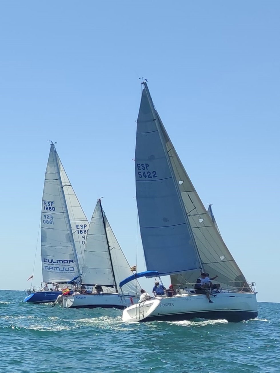 Barcos veleros en vertical.