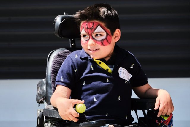 Archivo - Víctor, un niño de 8 años con atrofia muscular espinal (AME).