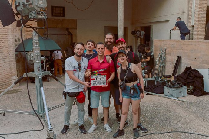 Uclm: El Profesor De La Uclm Carlos Valle Rueda Con Sus Estudiantes Un Nuevo Corto Tras El Éxito De Nacer