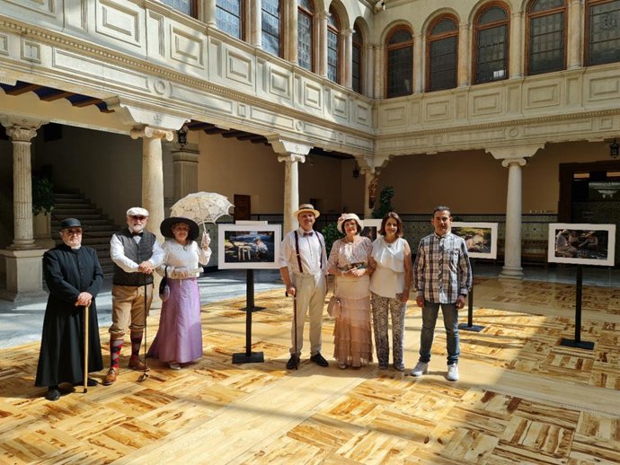 La alcaldesa de Teruel ha asistido a la inauguración de la muestra 'Un picnic modernista'