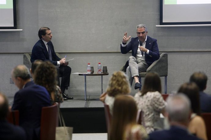 El coordinador general del PP, Elías Bendodo, participa en los encuentros informativos de Europa Press Andalucía. En la imagen el delegado en Andalucía, Europa Press, Francisco Morón.