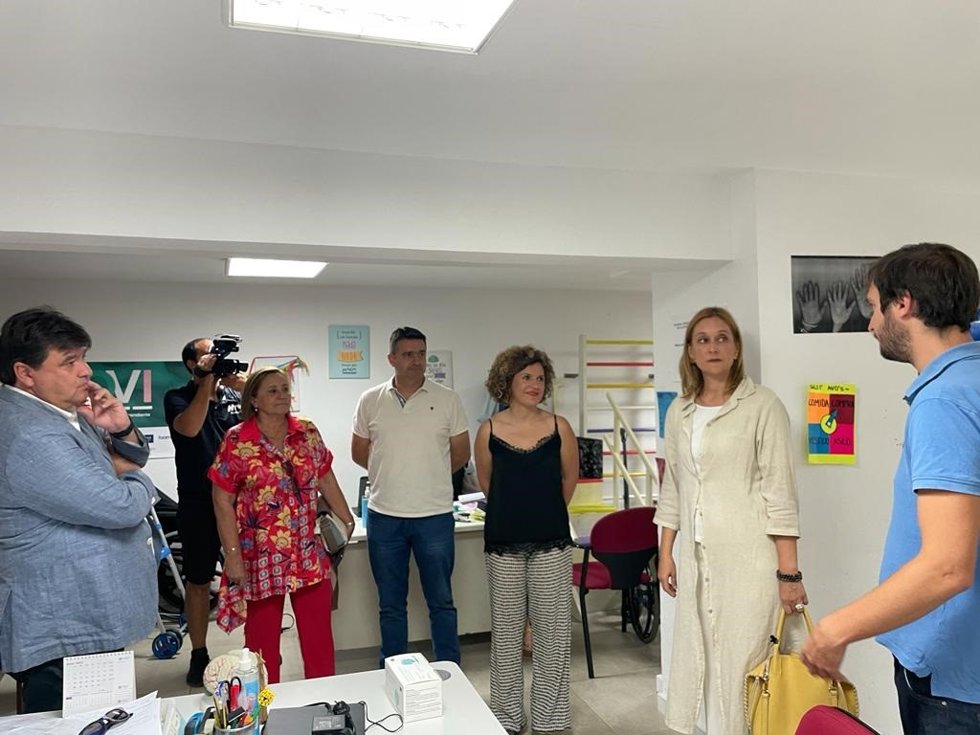 La candidata número uno al Senado y secretaria general del PSOE de Huelva, María Eugenia Limón, y el candidato número uno al Congreso, Gabriel Cruz, en su visita a Cocemfe.